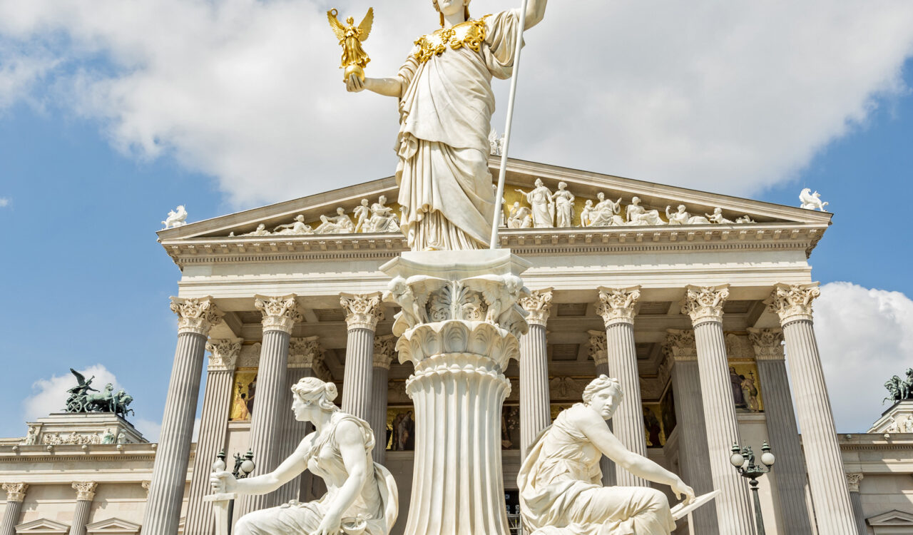 Außenaufnahme des Parlamentsgebäudes mit dem Pallas Athene Brunnen.