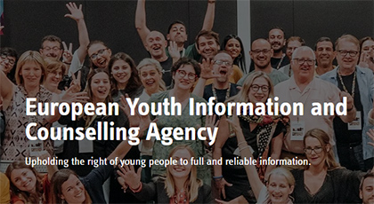 Gruppenfoto mit vielen Menschen und dem Schriftzug "European Youth Information and Counselling Agency". 