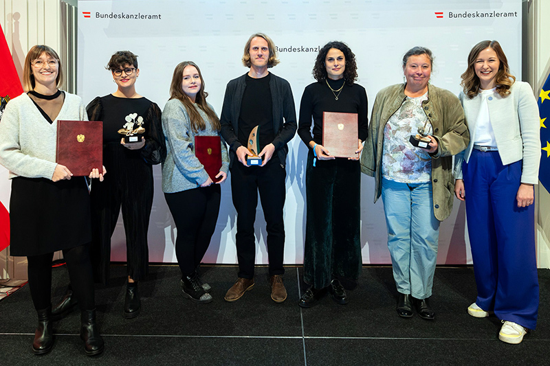 Preisträgerinnen und Preisträger auf der Bühne.