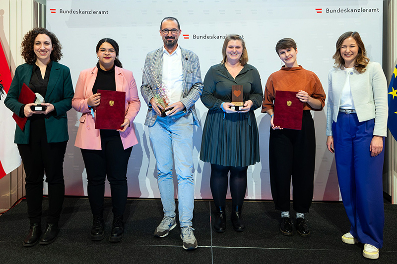 Preisträgerinnen und Preisträger auf der Bühne.