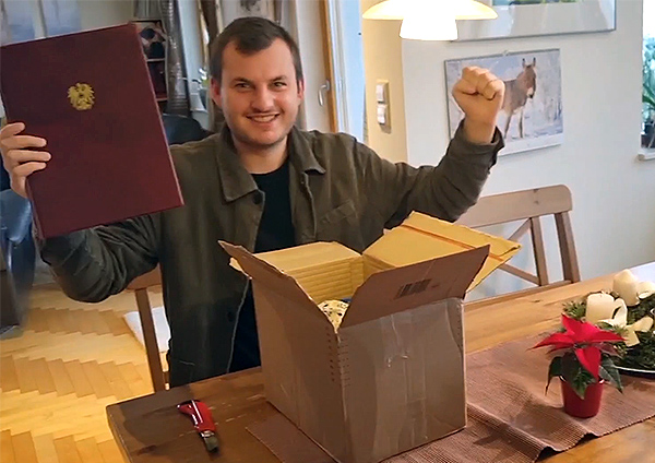 Preisträger hält Auszeichnung in der Hand und jubelt.