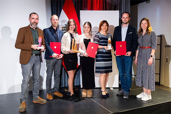 Preisträgerinnen und Preisträger auf der Bühne.