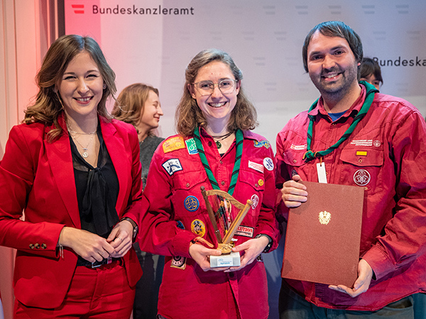 Preisträgerinnen und Preisträger auf der Bühne.