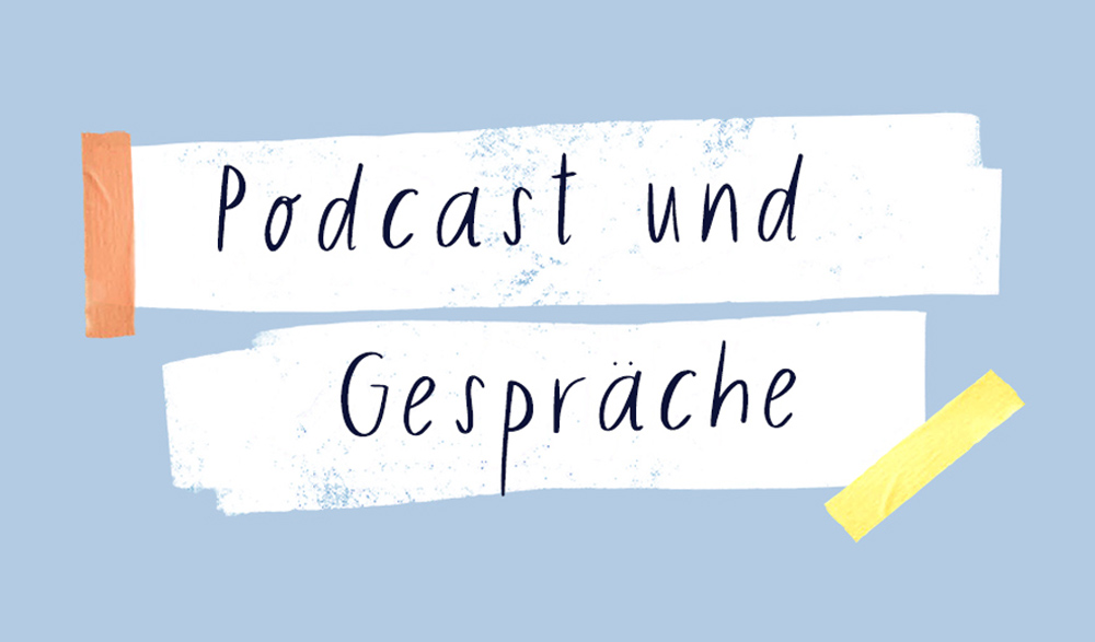 Weißer Streifen im Illustrationsstil, mit Klebestreifen befestigt, mit dem Text "Podcast und Gespräche" darauf.