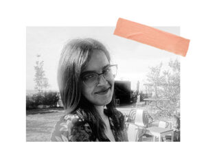 Foto in schwarz-weiß von Melissa, mit illustriertem Klebestreifen befestigt.